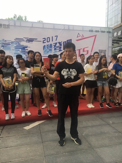 海藍機電員工與獎品留影 海藍機電員工與獎品留影